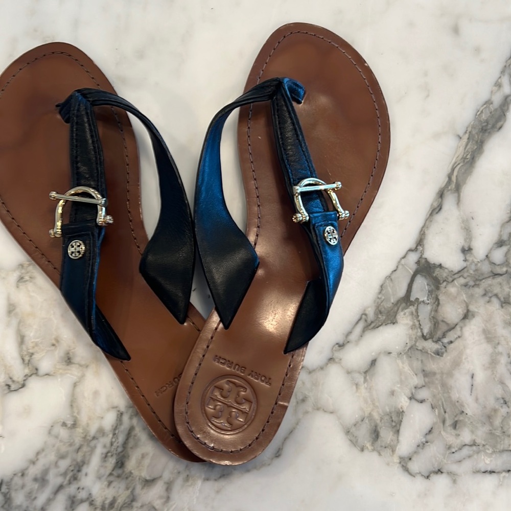 TORY BURCH size 9, black all leather, gold buckle barely worn sandal